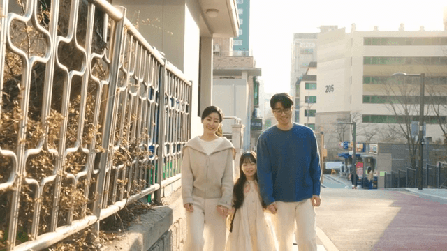 엄마 아빠와 함께 하교하는 아이