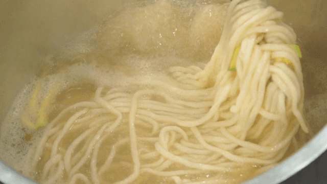 냄비에서 끓고 있는 칼국수