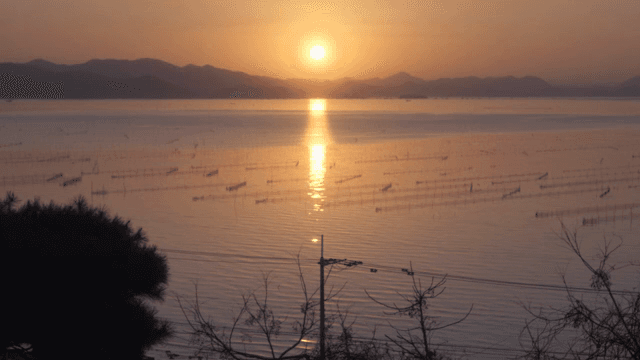 산과 바다가 보이는 일출