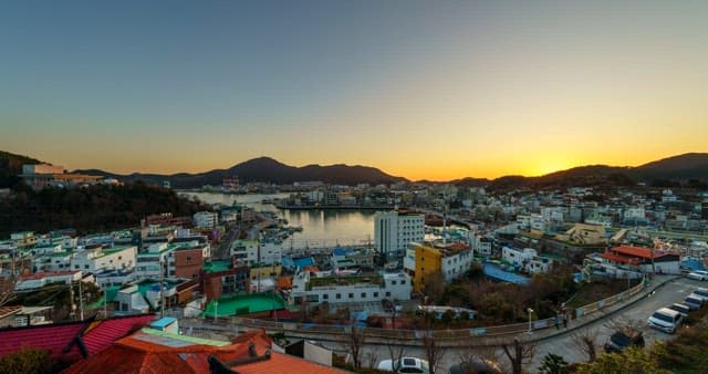 분주한 항구도시의 저녁부터 밤까지의 풍경