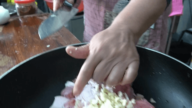 양파를 썰고 재료를 준비하는 모습