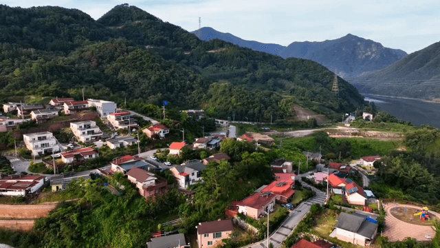 산속에 자리 잡은 평화로운 마을
