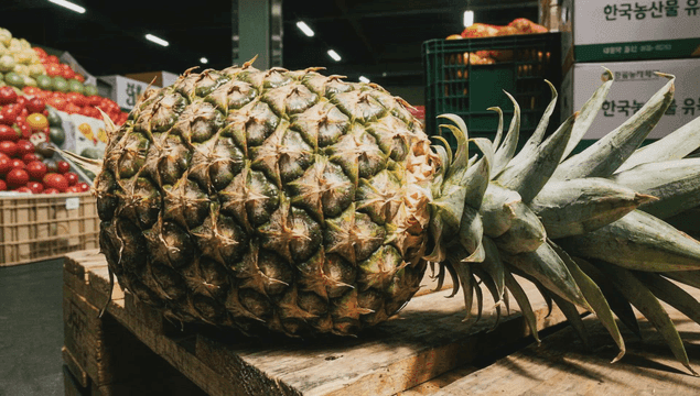 시장 나무 팔레트 위의 파인애플