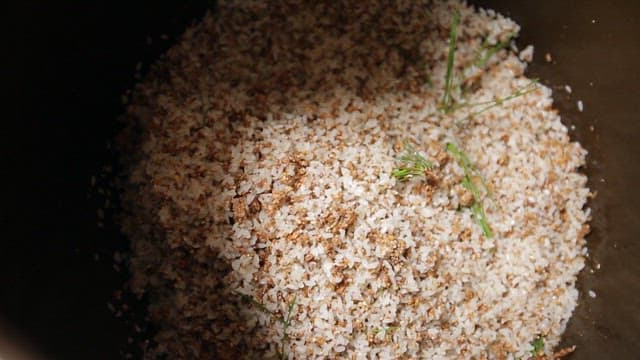 전통 한국 술을 만들기 위해 준비되는 멥쌀 누룩