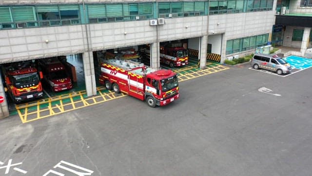 소방서에서 출발하여 도로를 달리는 소방차