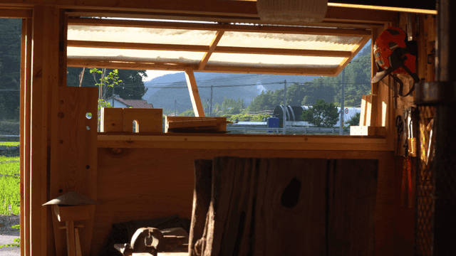 창문으로 농장 풍경이 보이는 나무 목공소