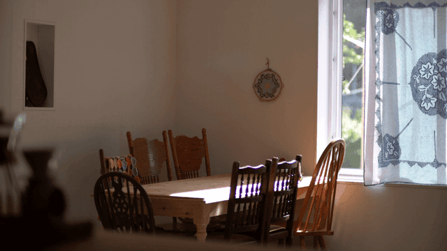 햇살이 비치는 나무 의자가 있는 식당