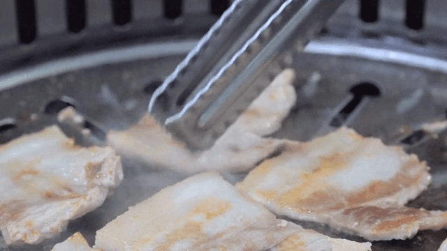 뜨거운 그릴에서 삼겹살 굽기