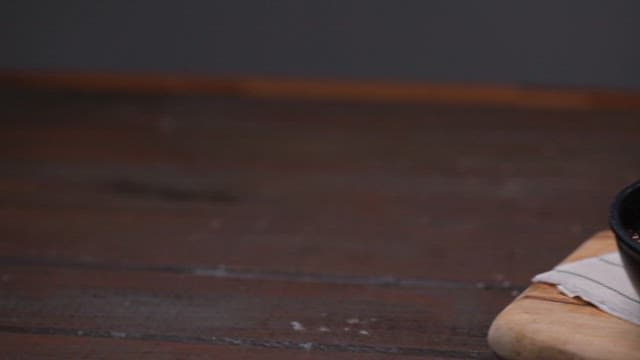 나무 도마 위에 놓인 홍합감바스와 빵