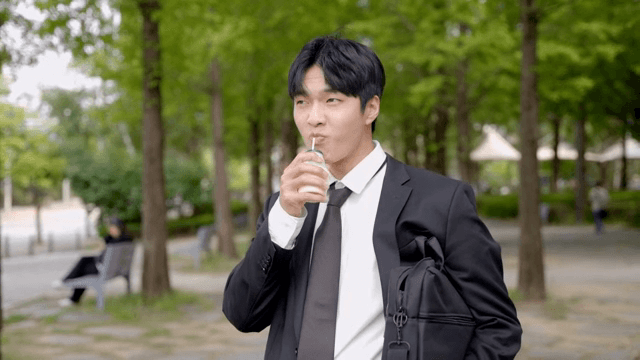 야외에서 음료를 마시며 숨을 고르는 직장인 남성