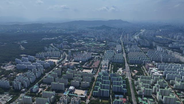 녹지와 밀집한 건물이 공존하는 도시 전경