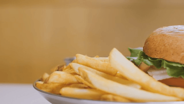 바삭한 감자튀김과 육즙이 풍부한 버거