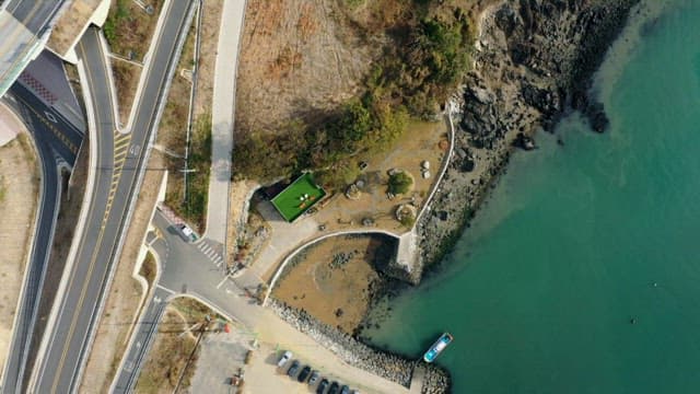 도로가 보이는 해안가 풍경