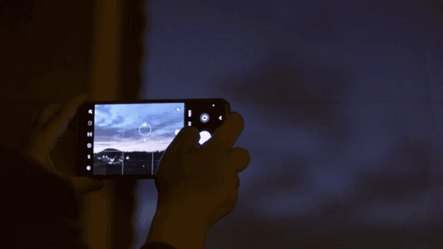 스마트폰으로 보라빛 하늘 촬영