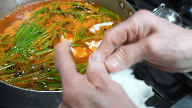 Spicy handmade dumplings made by tearing dough by hand
