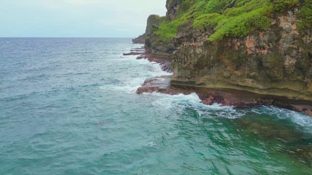 파도가 부딪히는 바위 해안선