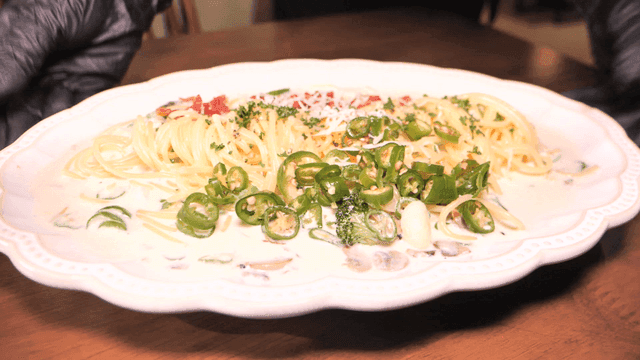 고추가 가득 올라간 크림 파스타 한 접시