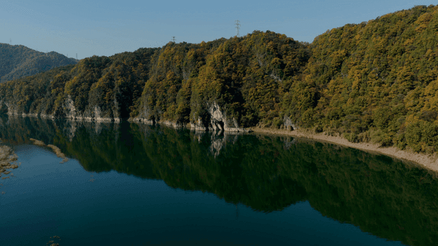 푸른 언덕으로 둘러싸인 고요한 강
