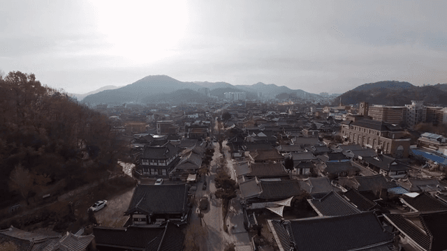 산이 보이는 전통 한옥 마을