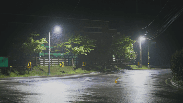 가로등이 있는 비 오는 밤 거리