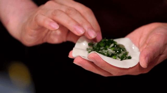 손으로 만두를 빚는 모습