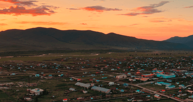 산과 해질녘의 마을