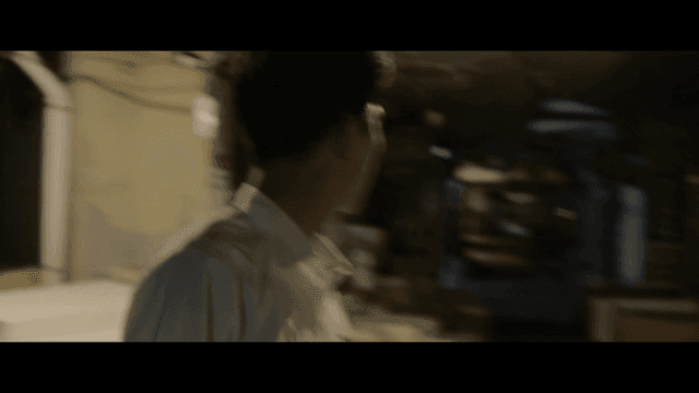 어두운 골목을 무언가 찾아 달리는 학생