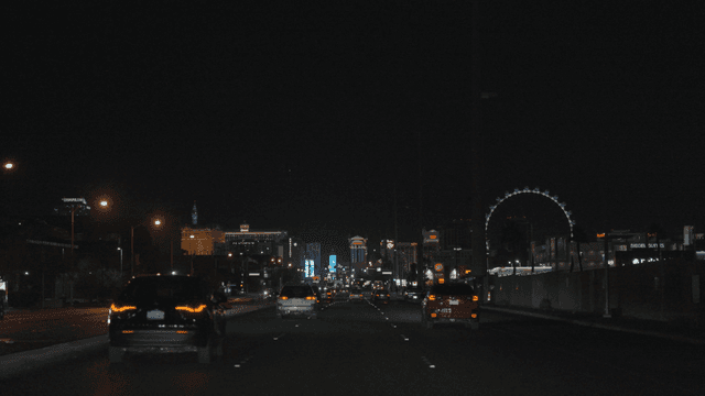 밝은 불빛이 있는 도시의 야간 드라이브