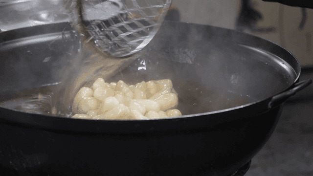 Gangjeong mixed into jocheong boiling in pot