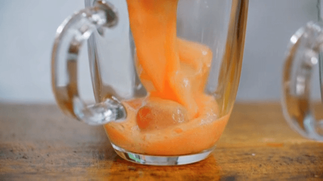 유리잔에 토마토 주스를 따르는 모습