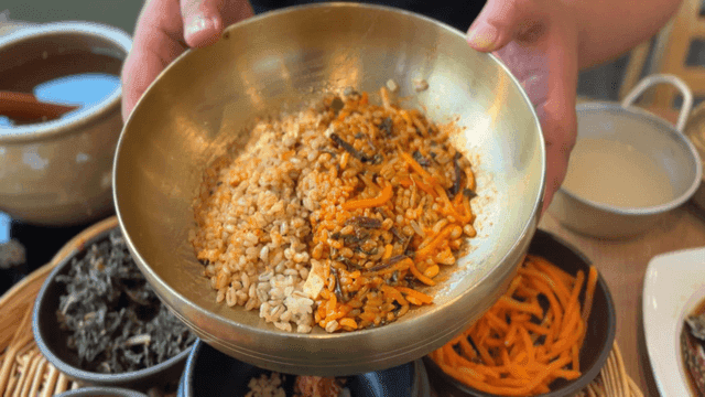 다양한 반찬과 함께한 매콤한 비빔밥