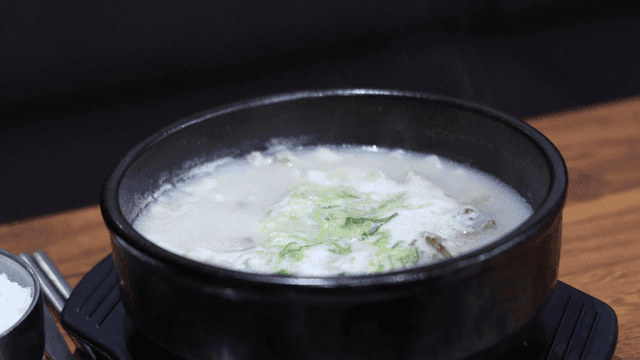 Steaming sundaeguk on table
