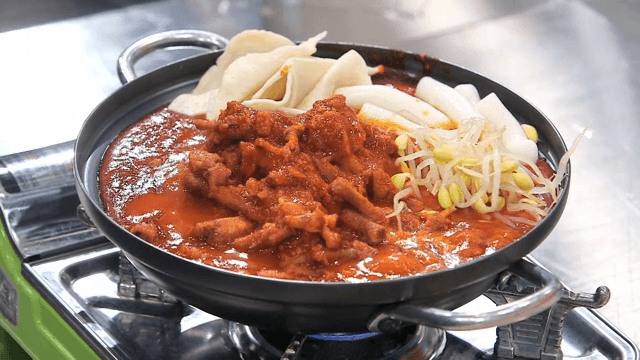 다양한 재료를 넣은 매운 국물 닭발