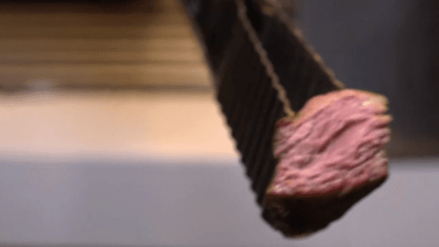 육즙이 풍부한 소고기를 가위로 자르기