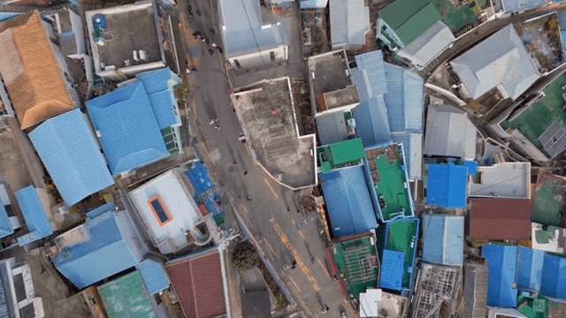 다채로운 색상의 언덕 마을