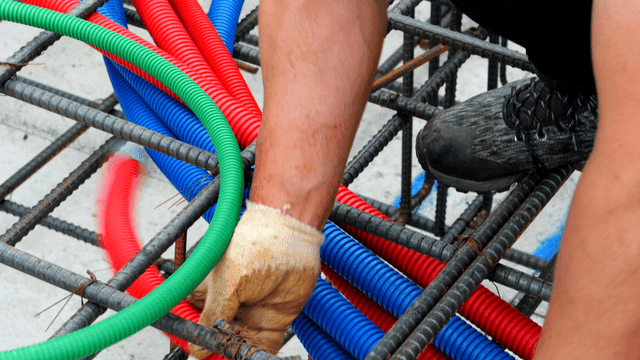 현장에서 색색의 케이블을 조립하는 작업자