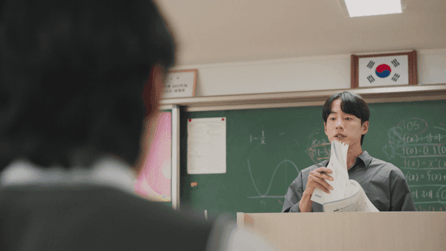 교실에서 강의하는 선생님