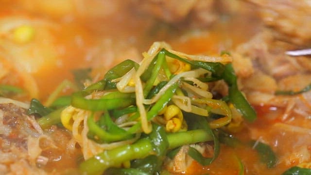 채소를 곁들인 감자탕 고기 한젓가락