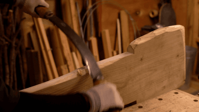 아늑한 작업실에서 목공 작업