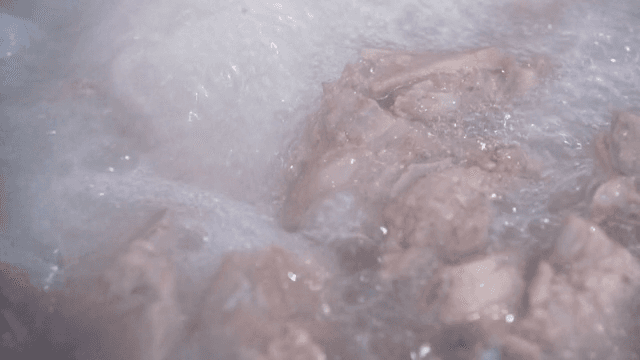 큰 냄비에서 돼지 등뼈가 끓고 있는 장면