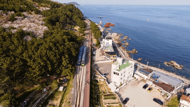 바다 옆을 지나는 해안 열차