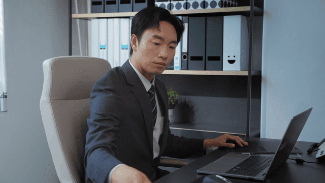 책상에서 서류를 검토하는 사업가