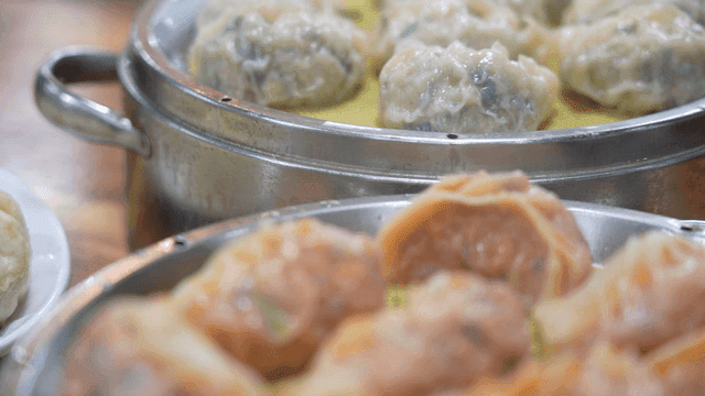 Steamed meat dumplings and kimchi dumplings