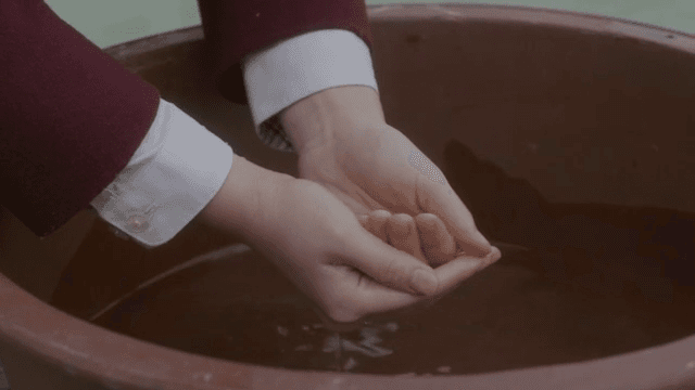 대야에서 물을 뜨는 손