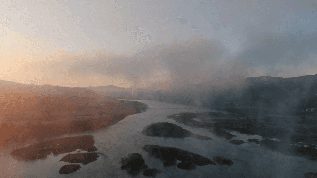 산과 함께 새벽 안개의 강