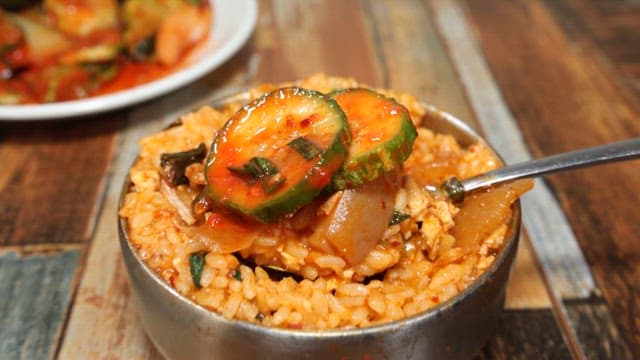 김치찌개에 말은 밥에 곁들이는 오이무침
