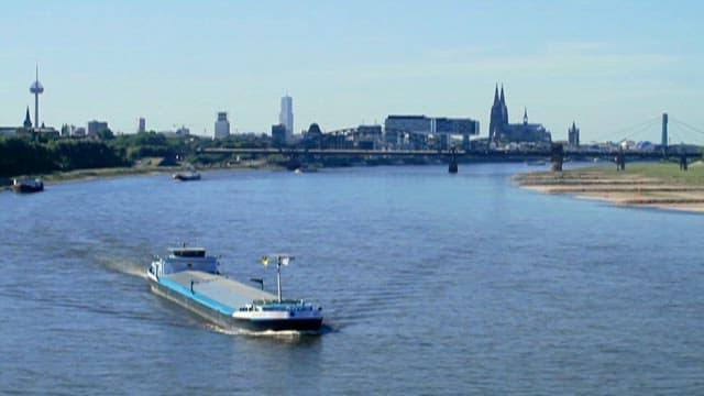 강을 가로지르는 화물선