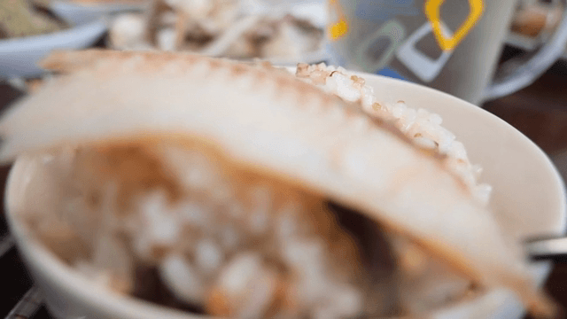 생선 필레가 얹어진 밥그릇