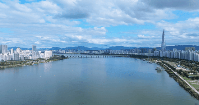 Han River flowing through modern Seoul city