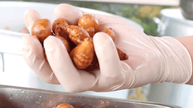 금속 용기에서 한 웅큼 쥐어든 돼지감자